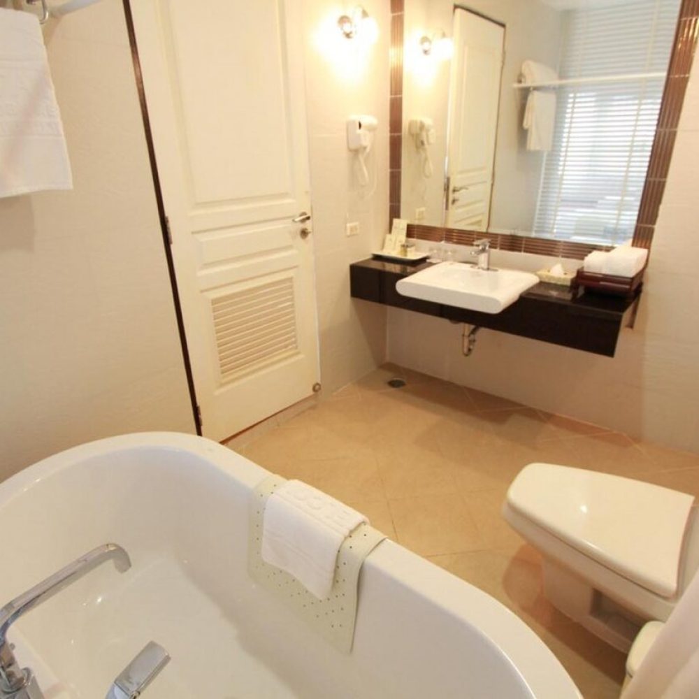 Pattana Resort - Grand Executive Suite Bathroom